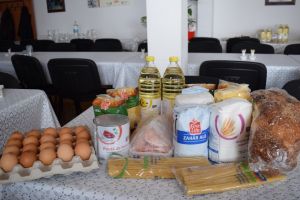 Un strop de fericire si lumina in sufletele persoanelor varstnice din Cumpana. Pachete cu alimente pentru Paste, din partea Primariei (galerie foto)