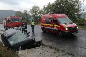 Sătmărean, implicat într-un accident în Bistriţa. A intrat într-un cap de pod