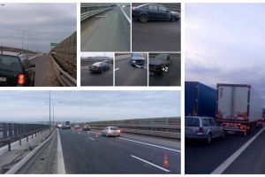 FOTO: Accident MORTAL pe Autostrada A1 Sibiu-Deva. O femeie a decedat după ce maşina pe care conducea a lovit glisierele şi un stâlp pe iluminat