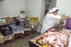 Carne, ouă, caşcaval, pască şi cozonaci pentru masa de Paşte a săracilor Sucevei