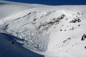 Turiştii care merg pe munte, rugaţi să nu se lase păcăliţi de faptul că zăpada s-a ...