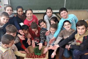 Învăţătoarea care pune tradiţiile populare pe ouăle de Paşti