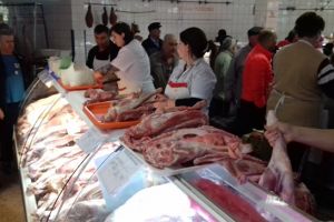 Plin de miei in piete, la Timisoara, inainte de Pasti. Pretul unui kilogram si reducerea din Joia Mare