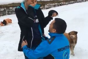 VIDEO Emoţionantă cerere în căsătorie, pe pârtie la Arieşeni: Un monitor de schi a ascuns inelul în tocul ochelarilor de soare. Iubita sa a izbucnit în lacrimi, de fericire