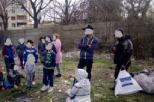 Trei persoane care au aruncat gunoi menajer pe domeniul public, amendate de politistii locali dn Constanta 