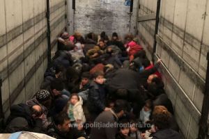 Captură record în vama Borş: 79 de migranţi prinşi în timp ce încercau să fugă din ţară ascunşi într-un TIR! (VIDEO)