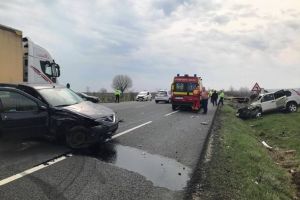 FOTO-ULTIMĂ ORĂ: Trei răniţi într-un accident pe DN2 E85 la Dumbrăveni