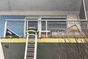 FOTO-ULTIMĂ ORĂ: Panică în cartierul ANL! Pompierii au urcat cu scara la etajul 2 ca să…trezească din somn o adolescentă