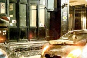 PANICĂ în Centrul Vechi. Balcon PRĂBUȘIT peste maşini lângă un CLUB CELEBRU