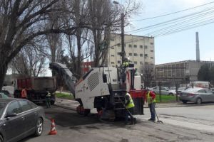 Angajatii de la Confort Urban au turnat covorul asfaltic pe mai multe artere din municipiul Constanta 