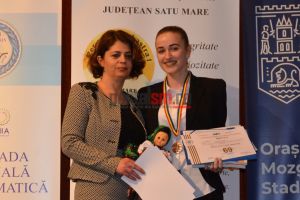 FOTO. Elevă din Satu Mare, premiată cu 1.000 de euro de Draxlmaier!