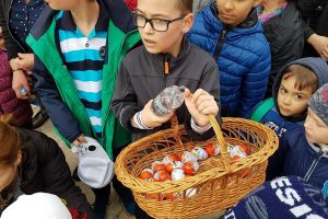 PUCIOASA: Iepuraşul a lăsat 1000 de ouă de ciocolată în Parcul Oraşului – GALERIE FOTO