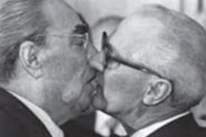 De ce STALIN, BREJNEV, GORBACIOV aveau obiceiul să SĂRUTE PE GURĂ bărbaţi