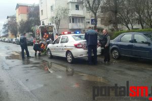 FOTO/VIDEO. O femeie a căzut de la etajul unui bloc din Micro 15