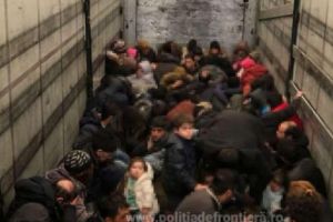 79 de MIGRANȚI transportaţi în mod BARBAR, la graniţa cu Ungaria. 20 dintre ei sunt COPII | UPDATE