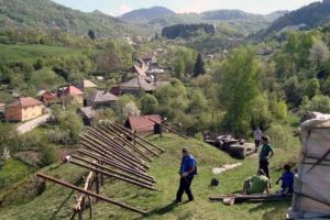 FOTO-VIDEO: Obiceiul puşcatului de Paşte în Apuseni. Se alungă răul şi se celebrează Învierea Domnului
