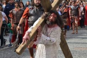 Cluj: Reconstituire şocantă a ”Drumului Crucii” în centrul oraşului - FOTO