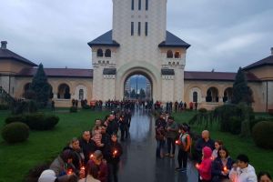 FOTO/ VIDEO: În Vinerea Mare, sute de credincioşi au înconjurat Catedrala Reîntregirii din Alba Iulia