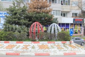 Paste la malul marii fara ornamente stradale. Sa fie de vina bugetul de austeritate sau esecul oualor colorate imbracate in beteala de anul trecut?!