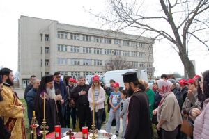 O frumoasa troita in curtea Spitalului CFR Constanta:  Arimex Comexim 2000 SRL si Asociatia Suflete Deschise au inaugurat o noua fereastra spre cer (galerie foto)