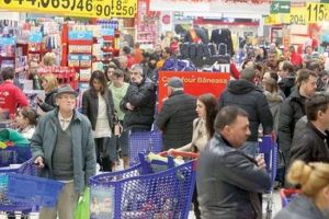 Forfota Sărbătorilor e în toi. Atenţie la locurile aglomerate