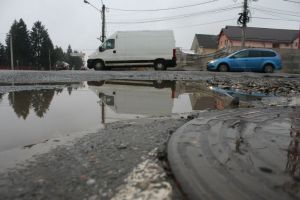 De ce arată străzile din Bistriţa ca după bombardament. De câte ori au fost sparte