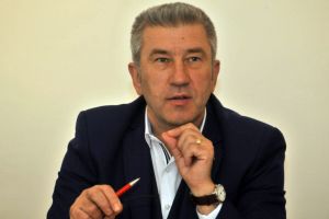 Bucate gătite în curte, asezonate cu ţuică de casă