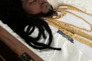 Milionar cu pretenţii deşucheate: În sicriu de aur, îmbăiat în şampanie şi cu bijuterii de 100.000 de euro. FOTO în articol