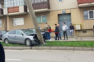 FOTO. Accident pe Botizului. A rupt un stâlp după ce a adormit la volan!