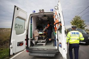 Femeie la spital, dupa ce masina in care se afla a iesit in decor, in Timis