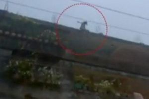  A SĂRIT DE PE BLOC pentru a scăpa de un pedofil. DRAMA UNEI FETIŢE de 12 ani. Scenele şocante au fost fimate