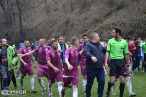 FOTO: Liga a IV-a, Transalpina Șugag – CS Ocna Mureş 4-5 (1-2), meci nebun, gazdele – două „roşii”, arbitraj contestat, centralul agresat, în derby-ul din Sâmbăta Mare!