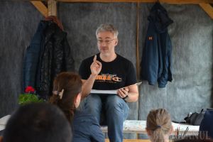 Actorul Richard Balint le-a spus poveşti copiilor la Târgul de Paşti (FOTO)