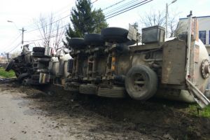 Alerta! Autocisterna incarcata cu gaz, rasturnata pe o strada din Ploiesti. Intervin pompierii (galerie foto)