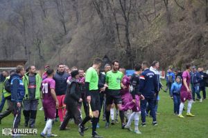 FOTO: apel la „112” din partea arbitrilor, după scandalul de la partida Transalpina Șugag – CS Ocna Mureş 4-5 (1-2), „centralul” Mihai Domşa – lovit de spectatori!
