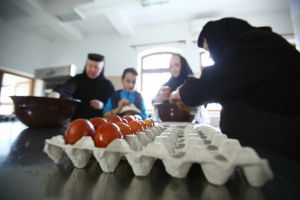 O mie de oua de Pasti au fost inrosite in foi de ceapa, la o manastire de langa Timisoara
