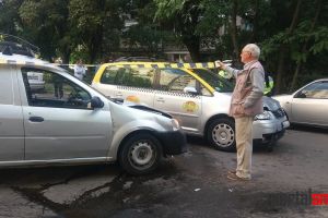 FOTO& VIDEO. Accident în Satu Mare. Un taxi a intrat într-o maşină. Şoferii s-au certat