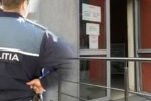 Scandal în zori într-un local din Reşiţa! Cu alcool, geamuri sparte şi ameninţări cu toporul!