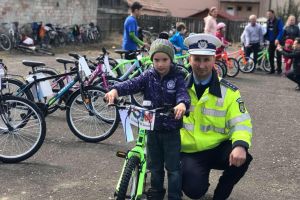 Copiii din Miţa au primit biciclete OM. Drept mulţumire, au plantat copaci şi flori