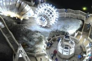 Turişti blocaţi în roata panoramică din Salina Turda. Pompierii au intervenit timp de o oră pentru a-i scoate