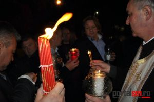 LIVE&FOTO. Lumina Sfântă de la Ierusalim a ajuns la Satu Mare. Cristos a înviat!