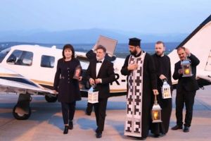 FOTO Lumina Sfântă adusă sâmbătă seară la Sibiu cu un avion
