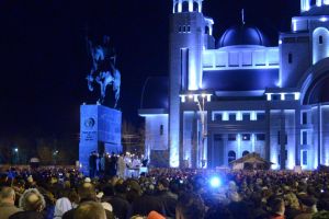 Făclia Sfintelor Paşti a luminat Bacăul