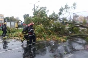 BILANȚUL DEZASTRULUI/ Aproape 30 000 de persoane AFECTATE de furtună, case DISTRUSE, căi ferate BLOCATE