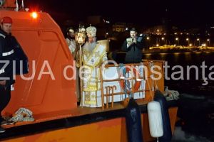 IPS Teodosie a adus Lumina de Inviere cu salupa. Vantul de pe mare a incurcat un pic socotelile (galerie foto+video) 