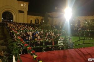 FOTO/VIDEO: Sute de credincioşi au luat Lumina Sfântă de la Catedrala Reîntregirii din Alba Iulia în Noaptea de Înviere