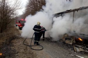 Un autobuz a ars la Izvorul Berheciului