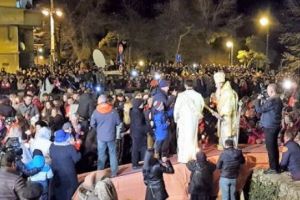 Marea agitată a întârziat slujba de Înviere oficiată de IPS Teodoise

