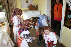 Copiii au colindat uliţele în ziua de Paşti umblând după ouă (FOTO-VIDEO)