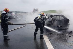 Masina distrusa de flacari pe autostrada Timisoara – Lugoj